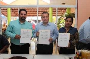 Entrega No� Herrera becas a
j�venes Huimanguillenses